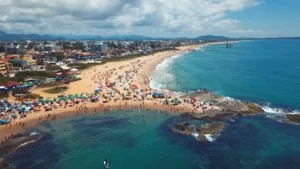 Praia Costa Azul em Rio das Ostras, com águas claras e ambiente perfeito para relaxar e curtir a natureza.