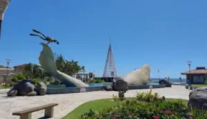 Praça da Baleia à beira-mar em Rio das Ostras, com a escultura gigante de baleia e mergulhador.