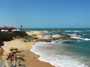 Praia do Remanso em Rio das Ostras, tranquila e perfeita para relaxar, perto das pousadas da excursão