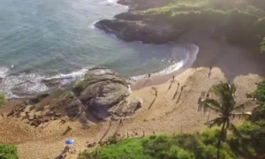 Praia das Areias Negras, pequena e bucólica, ideal para quem busca tranquilidade, perto da Pousada D.