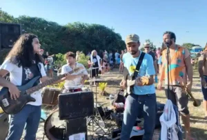 Banda Wagner José e seu Bando tocando no Lado B do Festival, na Lagoa do Iriry, Rio das Ostras.