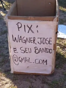 Caixa de contribuições para os músicos da Banda Wagner José e seu Bando no Lado B do Festival.